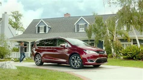 2017 Chrysler Pacifica TV Spot, 'Stow 'n Go' Featuring Jim Gaffigan
