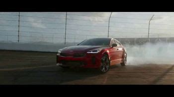 2018 Kia Stinger TV commercial - Cada corredor con Emerson Fittipaldi