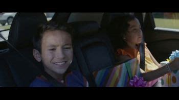 2023 Nissan Rogue TV Spot, 'Pueblo Simplón: cumpleaños' [T2]