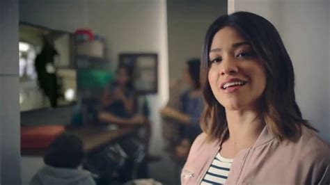 AT&T Unlimited Plus TV Spot, 'La piloto' con Gina Rodriguez featuring Luna Bella