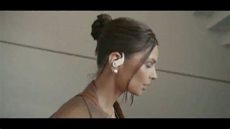 Beats Audio Powerbeats Pro TV Spot, 'Street Dance Routines' Feat. Halsey, Emily Ratajkowski featuring Giancarlo Stanton