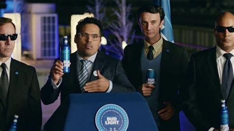 Bud Light TV Spot, 'Bud Light Party: Nuevo Look' con Michael Peña featuring Ilza Rosario