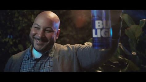 Bud Light TV Spot, 'Tus amigos se convierten en familia' featuring Adel Ruiz