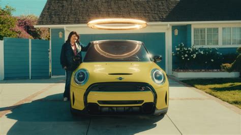 Carvana Super Bowl 2022 TV Spot, 'Oversharing Mom' featuring Aaron Veach