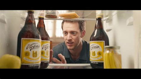 Cerveza Victoria Caguama TV Spot, 'Gregorio busca la caguama'