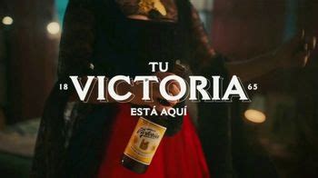 Cerveza Victoria TV Spot, 'Tu Victoria está aquí: vestido' created for Cerveza Victoria
