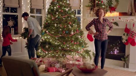 Command TV Spot, 'Greet the Season, Damage-Free' Featuring Tim Gunn