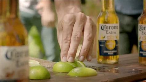 Corona Extra TV Spot, 'Es Verano' featuring Othon Zermeno