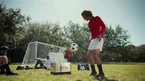 Corona Premier TV Spot, 'Ganar y jugar' canción de Young MC featuring Chris J. Wright