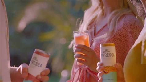 Corona Refresca TV Spot, 'Tomar el sol'