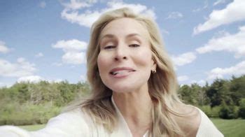 CoverGirl + Olay Simply Ageless TV Spot, 'Corrige y desinflama' con Niki Taylor