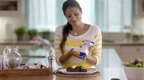 Daisy Squeeze Sour Cream TV commercial - Crema en tus platillos