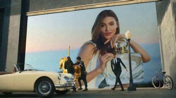 Estee Lauder Beautiful Belle TV Spot, 'Holidays: envoltura de regalo gratis' con Grace Elizabeth created for Estee Lauder Fragrances