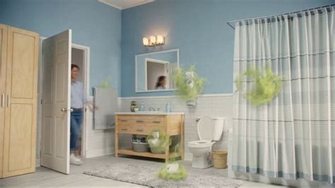 Febreze Small Spaces TV Spot, 'Flush Fling'