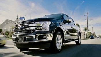 Ford F-150 TV Spot, 'Lloyd ayuda a sus amigos veteranos' [T1] featuring Alan Tacher