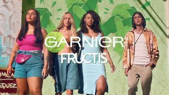 Garnier Fructis Sleek & Shine TV Spot, 'Combatir el frizz' canción de Lizzo