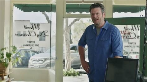 Gildan TV Spot, 'X-Large Pair' Featuring Blake Shelton featuring Blake Shelton