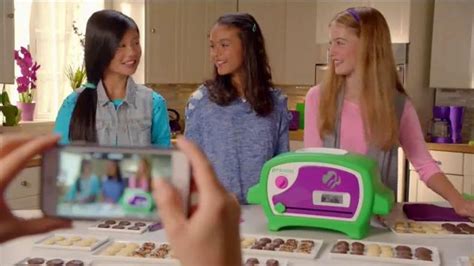 Girl Scouts Cookie Oven TV Spot, 'Thin Mints' featuring Catie Curry