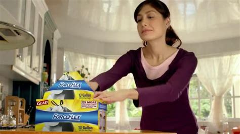 Glad ForceFlex TV Spot, 'Stretch It, Kick It'