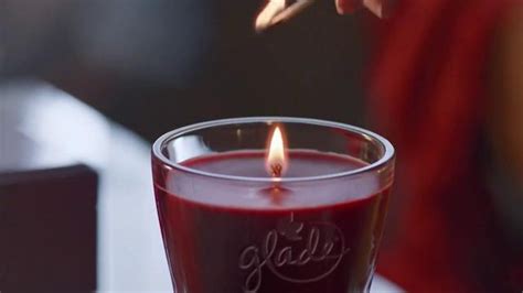 Glade TV Spot, 'Feel Warm Inside: Big, Beautiful Candle'