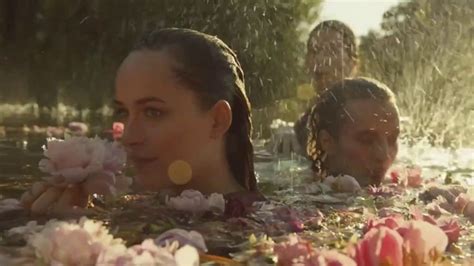 Gucci Bloom TV Spot, 'Florecer' con Dakota Johnson, canción de Portishead