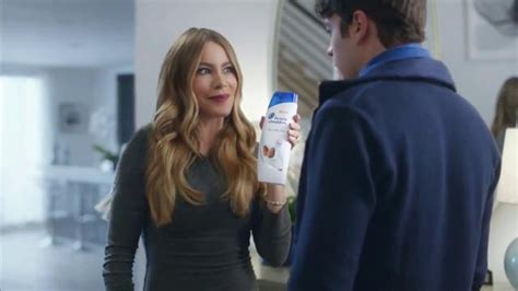 Head & Shoulders Dry Scalp Care Shampoo TV commercial - Familia ocupada