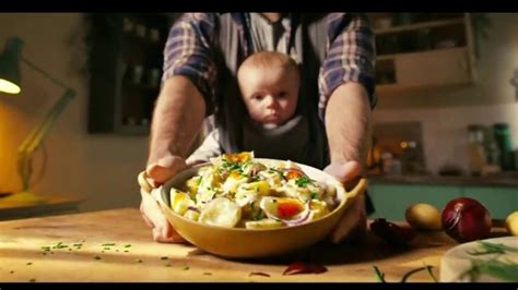 Hellmann's TV Spot, 'Revisando la nevera'