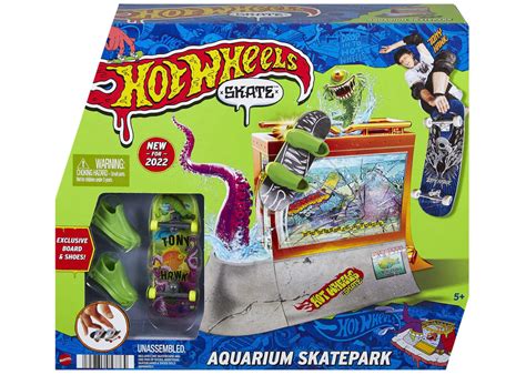 Hot Wheels Aquarium Skatepark Set With Tony Hawk Fingerboard & Shoes