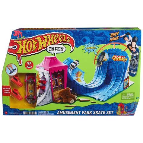 Hot Wheels Skate Amusement Park Set with Tony Hawk Fingerboard & Skate Shoes