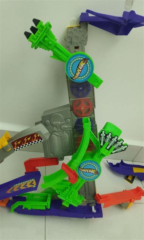 Hot Wheels Wall Tracks Roto-Arm Revolution logo