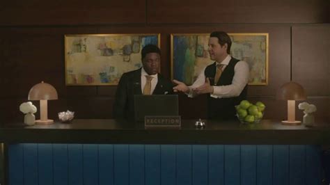 Hotels.com TV Spot, 'The Hotel Guys Talk Basketball Courts' Feat. Ike Barinholtz and Sam Richardson featuring Sam Richardson
