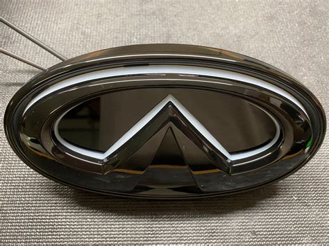 Infiniti Q70 logo