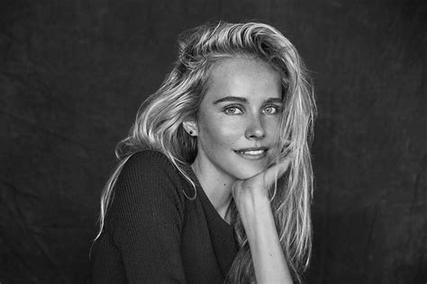 Isabel Lucas photo