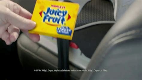 Juicy Fruit TV Spot, 'Cremalleras' featuring Joe Camareno