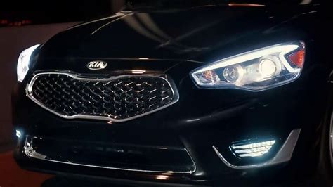 Kia Cadenza TV Spot, 'Impossible to Ignore: Flash' Song by David Bowie featuring Teresa Moore