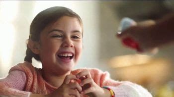 Kinder Joy TV Spot, 'Comer y jugar' canción de Len featuring Natasha LaJolie