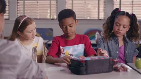 Kmart TV Spot, 'Regreso a Clases: camisetas' featuring Joachim Powell