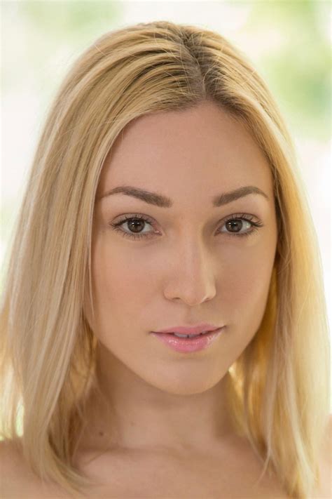 Lily Labeau photo