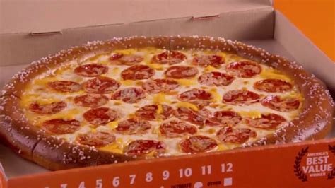 Little Caesars Soft Pretzel Crust Pizza TV Spot, 'Besos de Twitter'