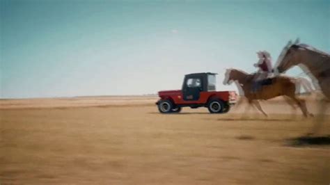 Mahindra Roxor TV Spot, 'Hay Bale Balling'