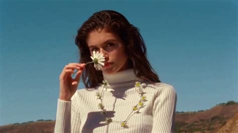 Marc Jacobs Daisy Love TV Spot, 'Beach' Ft Kaia Gerber, Song by Sonic Youth