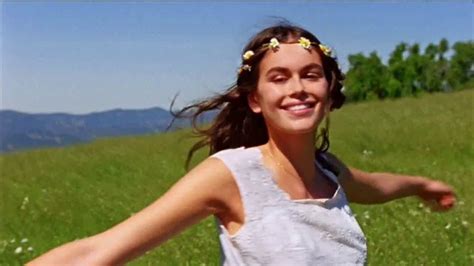 Marc Jacobs Daisy TV commercial - Campo de flores con Kaia Gerber, canción de Suicide