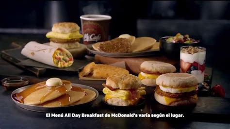 McDonald's All Day Breakfast TV Spot, 'Vuelo demorado' featuring SCARLETT SOMERS