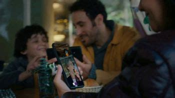 Metro by T-Mobile TV Spot, 'Felices juntos: teléfonos 5G' con Luis Fonsi