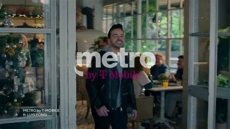 Metro by T-Mobile TV Spot, 'Felices juntos: teléfonos 5G' con Luis Fonsi