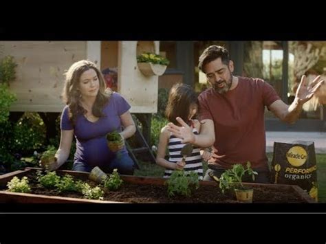 Miracle-Gro Performance Organics TV commercial - No Compromise