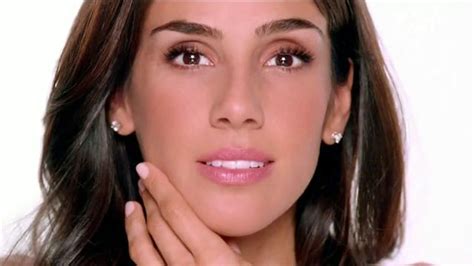 Neutrogena Visibly Even Daily Moisturizer TV Spot, 'Hermosa'