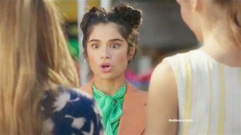 Old Navy TV Spot, 'Paseando por el mercado' con Diane Guerrero