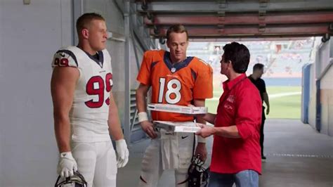 Papa John's TV Spot, 'Pocket Change' Featuring J.J. Watt, Peyton Manning featuring Peyton Manning