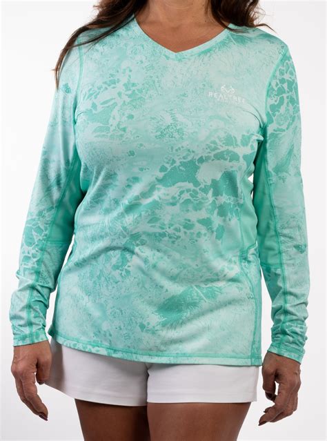 Realtree WAV3 Ladies Long Sleeve Performance Fishing Tee logo